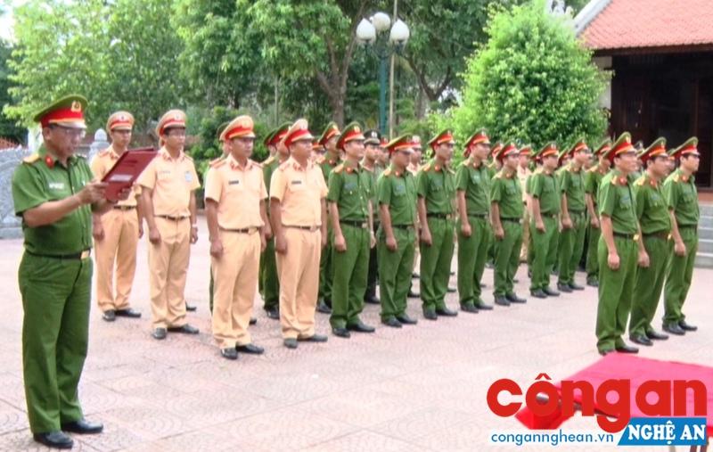   CBCS Công an huyện Tân Kỳ dâng hoa, dâng hương báo công tại Nhà tưởng niệm cố Bộ trưởng Trần Quốc Hoàn