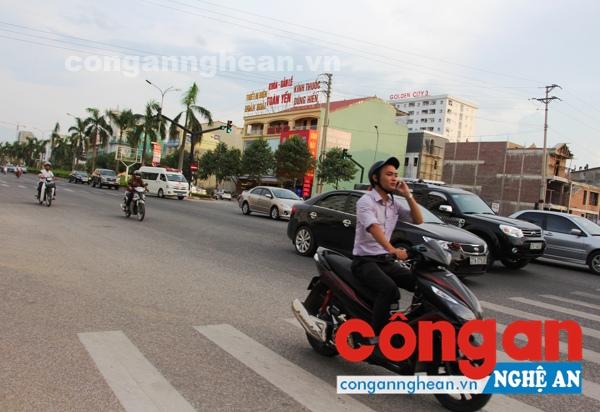 Tình trạng người dân vừa điều khiển phương tiện vừa sử dụng điện thoại diễn ra phổ biến