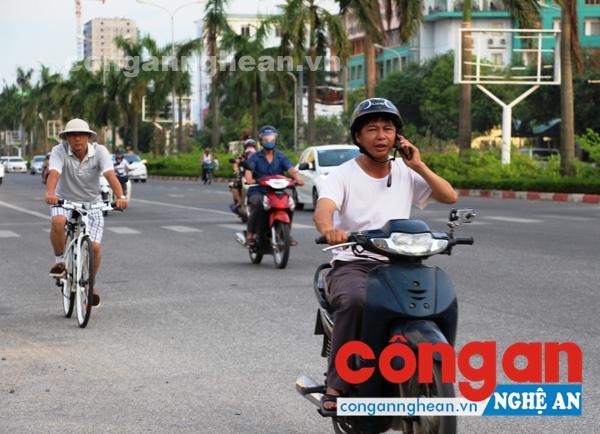 Người tham gia giao thông vừa điều khiển phương tiện vừa sử dụng điện thoại