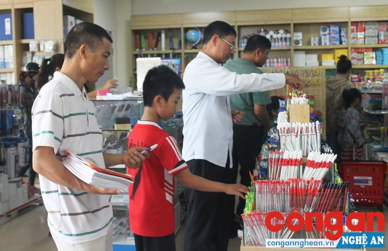 Cửa hàng sách nhộn nhịp người mua chuẩn bị cho năm học mới
