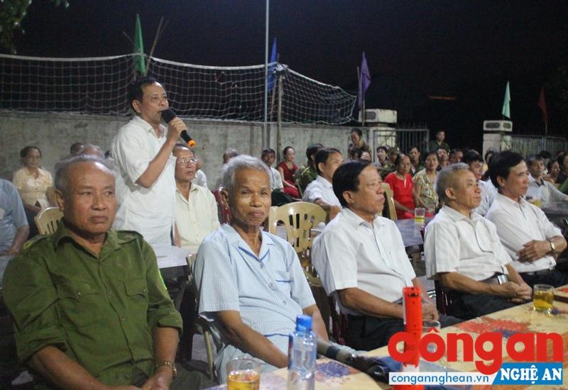 Người dân trao đổi tại Hội nghị.