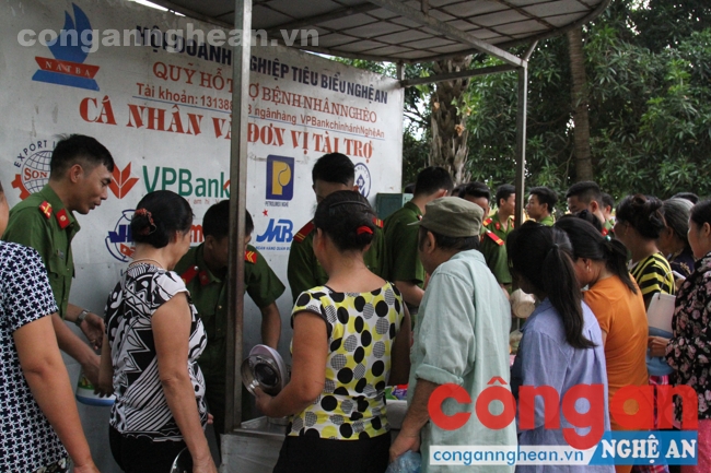 Hàng trăm bệnh nhân tập trung đến nhận cháo từ tay của các chiến sĩ trẻ