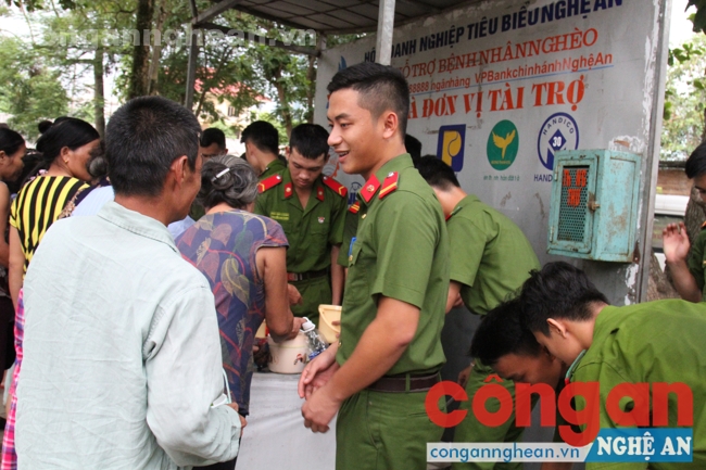 Các chiến sĩ còn hỏi thăm sức khỏe của các bệnh nhân