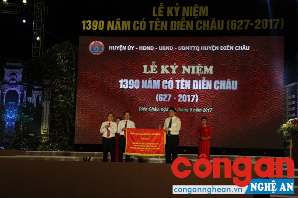 Thay mặt Tỉnh ủy, HĐND, UBND, UBMTTQ tỉnh, đồng chí Bí thư Tỉnh ủy Nguyễn Đắc Vinh trao tặng nhân dân và cán bộ huyện Diễn Châu bức trướng mang dòng chữ 
