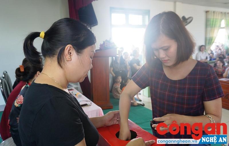Phụ huynh hồi hộp bốc thăm cho con học mầm non tại Trường Mầm non Hoa Sen, TP Vinh