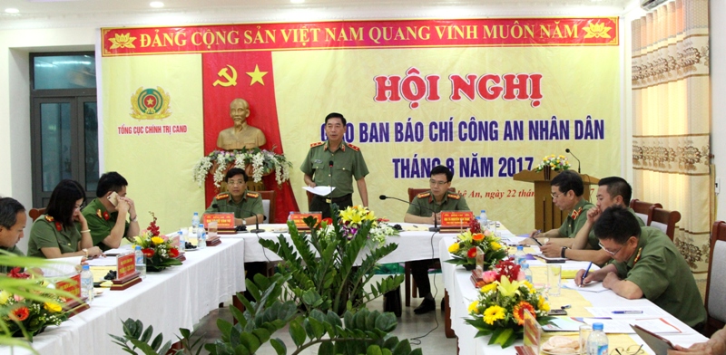 Trung tướng Lê Văn Đệ kết luận Hội nghị giao ban báo chí.