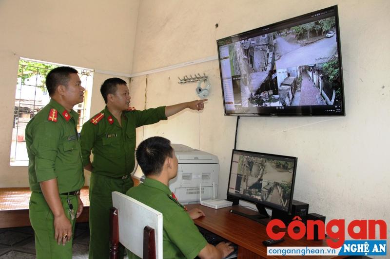 Dữ liệu hình ảnh do hệ thống camera an ninh công cộng chuyển về Trung tâm chỉ huy thông tin tại Công an phường góp phần hiệu quả vào công tác phòng, chống tội phạm, đảm bảo ANTT