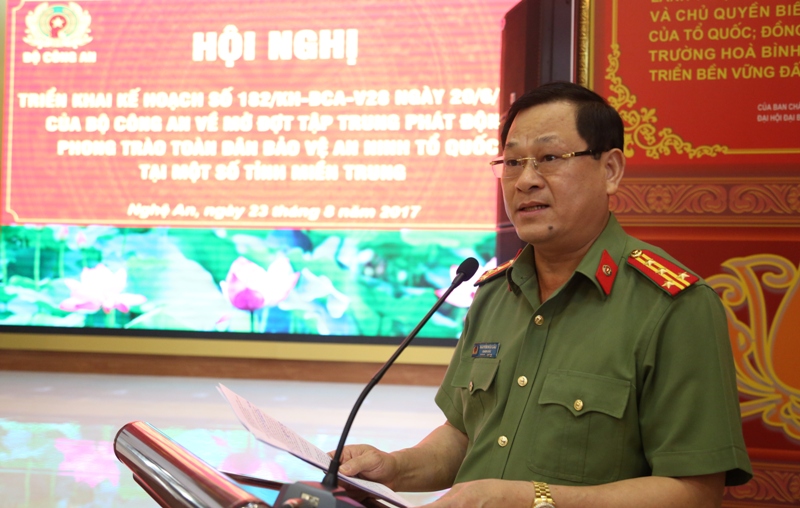 Đồng chí Đại tá Nguyễn Hữu Cầu, Giám đốc Công an tỉnh phát biểu tham luận tại Hội nghị.