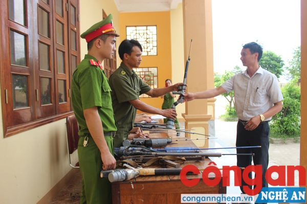 Người dân tự nguyện giao nộp vũ khí, công cụ hỗ trợ