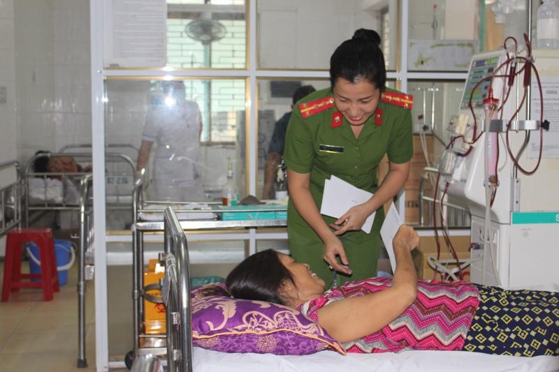 Đoàn cán bộ tặng quà cho các bệnh nhân.