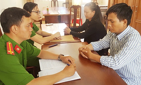 Đối tượng Thuận và Loan (bên phải), tại Công an huyện Thới Bình.