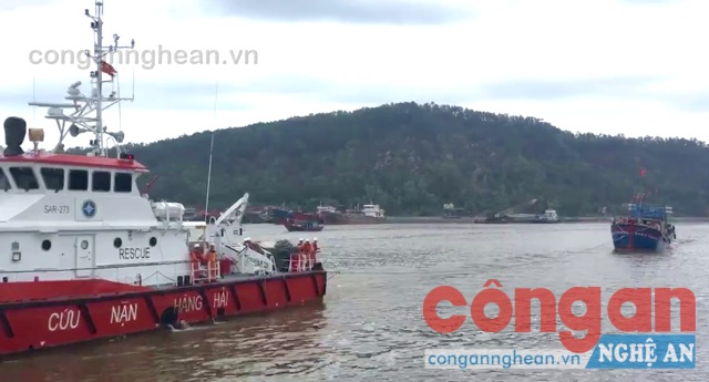 Sau gần 10 tiếng đồng hồ, tàu cứu nạn đã tiếp cận và lai dắt tàu cá gặp nạn cùng 19 thuyền viên cập cảng an toàn