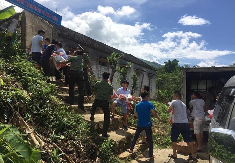 Các tình nguyện viên vận chuyển quà lên điểm trường Thăm Hín