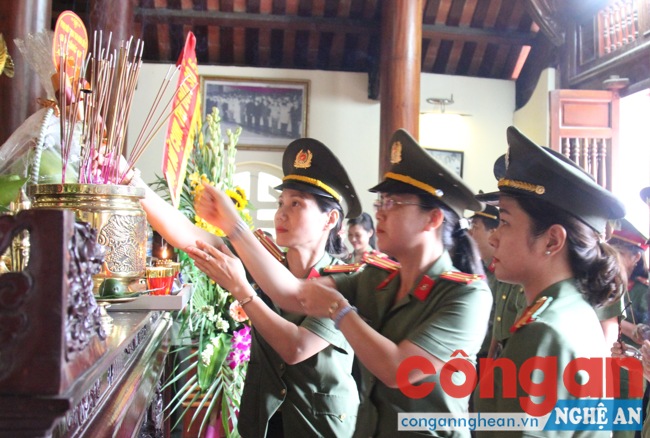 Dâng hương tại Nhà lưu niệm cố Bộ trưởng Trần Quốc Hoàn