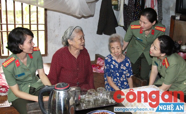 Tặng quà thân nhân cố Bộ trưởng Trần Quốc Hoàn