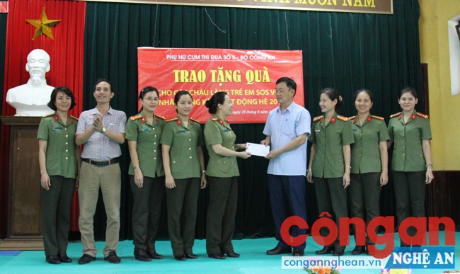 Trao tặng quà cho làng trẻ em SOS Vinh