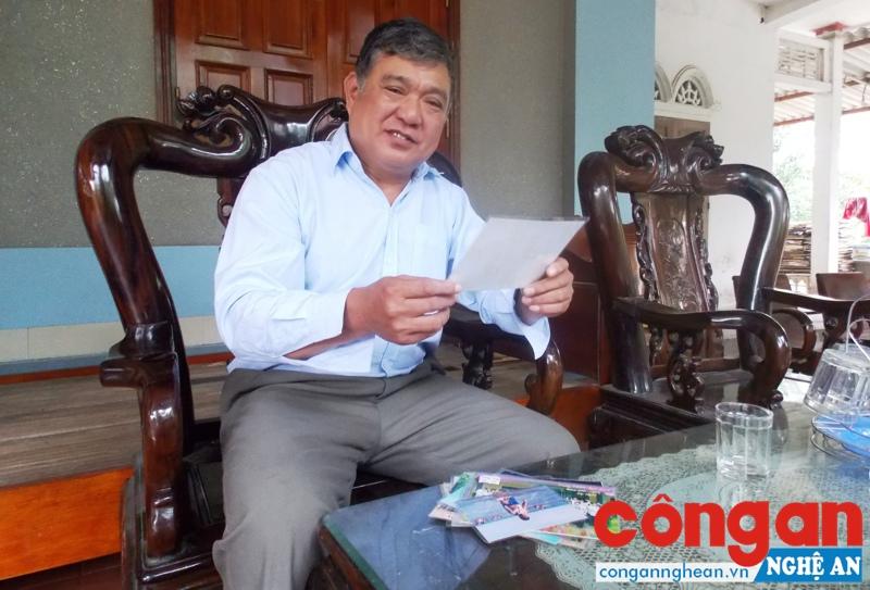 Trung tá Nguyễn Văn Biên giới thiệu từng bức ảnh về kỷ niệm Trường Sa