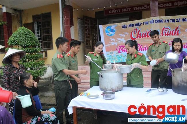 Duy trì có hiệu quả mô hình Thanh niên Công an TX Hoàng Mai học tập,                    làm theo tư tưởng, đạo đức, phong cách Hồ Chí Minh là một trong những nội dung đột phá trong thực hiện Chỉ thị 05 (Trong ảnh: Đoàn viên, thanh niên trong đơn vị phát cháo miễn phí cho bệnh nhân nghèo)