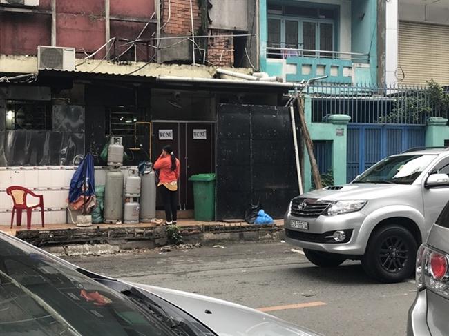 Người dân chiếm vỉa hè góc đường Huỳnh Mẫn Đạt cắt Trần Hưng Đạo, quận 5 để xây công trình phụ.