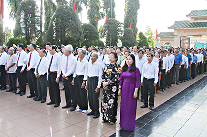 Các đại biểu dự lễ viếng Nghĩa trang Liệt sĩ tỉnh. Ảnh: BÙI HƯƠNG