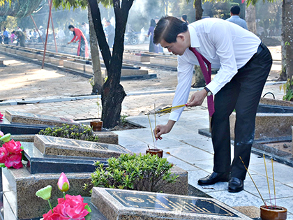 Đồng chí Nguyễn Hồng Lĩnh, Ủy viên Trung ương Đảng, Bí thư Tỉnh ủy, Chủ tịch HĐND tỉnh thắp hương trên phần mộ liệt sĩ. Ảnh: PHÚC LƯU