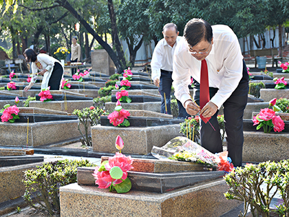 Đồng chí Nguyễn Văn Trình, Chủ tịch UBND tỉnh thắp hương trên phần mộ liệt sĩ. Ảnh: TUYẾT MAI.