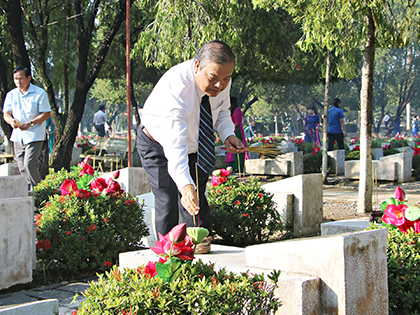 Đồng chí Bùi Thanh Nghĩa, Ủy viên Ban Thường vụ Tỉnh ủy, Chủ tịch UBMTTQVN tỉnh thắp hương trên phần mộ liệt sĩ. Ảnh: BÙI HƯƠNG