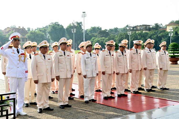 Đoàn đại biểu Đảng ủy Công an Trung ương và Bộ Công an viếng Chủ tịch Hồ Chí Minh. Ảnh: VGP/Nhật Bắc