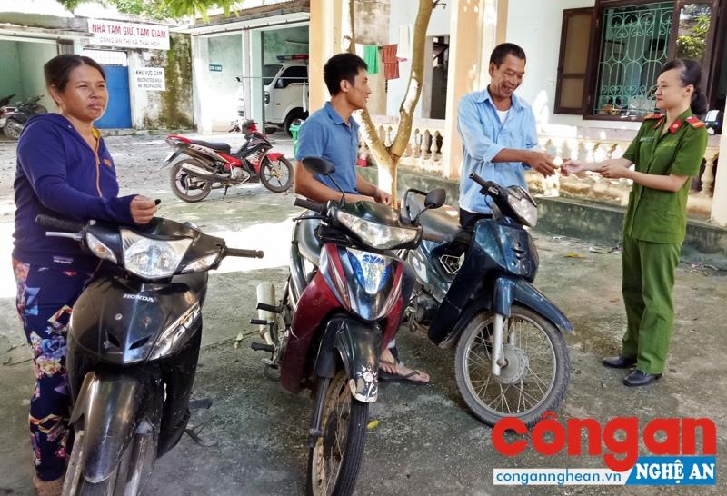 Công an TX Thái Hòa bàn giao 3 xe máy cho người bị hại