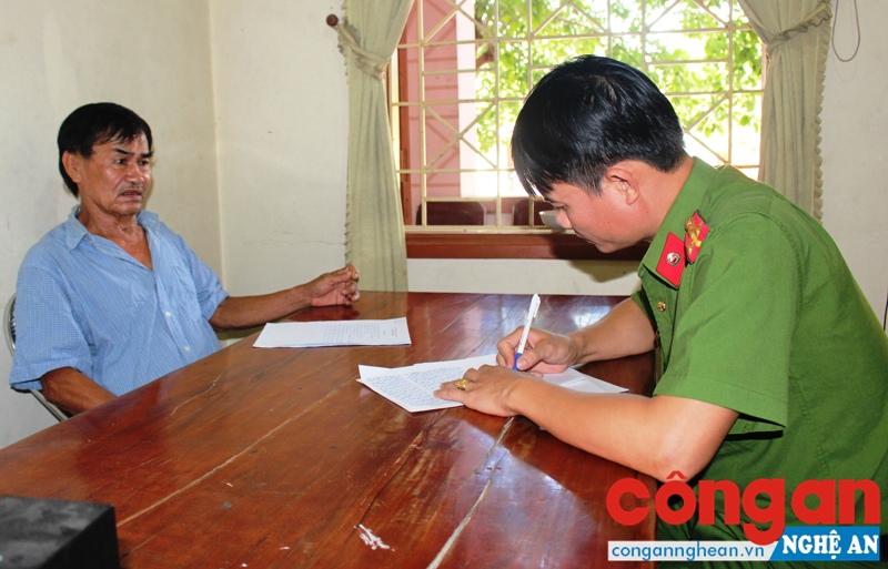 Cán bộ Công an huyện Đô Lương lấy lời khai đối tượng vi phạm pháp luật