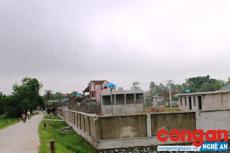  Mặc dù theo phê duyệt, hệ thống cấp nước sinh hoạt xã Hưng Thông có đường ống cấp 3 lắp đặt cho các hộ dân  và nơi tiêu thụ nước nhưng chủ đầu tư lại cho rằng người dân phải đóng góp tiền