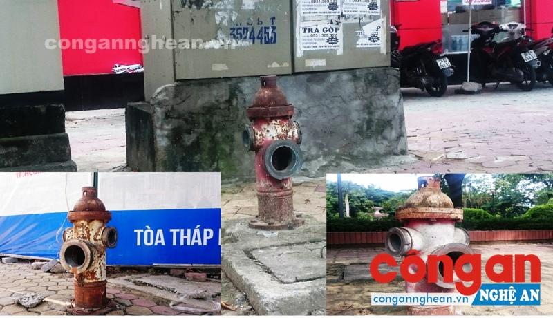 Các trụ cấp nước cứu hỏa bị kẻ xấu cạy lấy hết nắp đậy