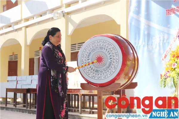 Phó Chủ tịch Quốc hội Tòng Thị Phóng đánh trống khai trường THPT Con Cuông