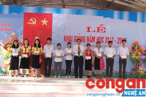 Ảnh 3: Bí thư Tỉnh ủy Nguyễn Đắc Vinh trao quà cho các em nghèo vượt khó