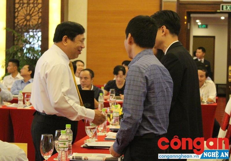 Nghệ An luôn chủ động xây dựng môi trường đầu tư thuận lợi cho doanh nghiệp (Trong ảnh: Chủ tịch UBND tỉnh Nguyễn Xuân Đường chào hỏi thân mật các doanh nghiệp nước ngoài)