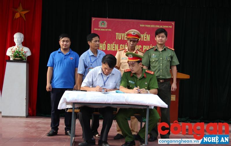 Lực lượng Công an ký kết quy chế phối hợp với nhà trường trong việc đảm bảo ANTT trong trường học