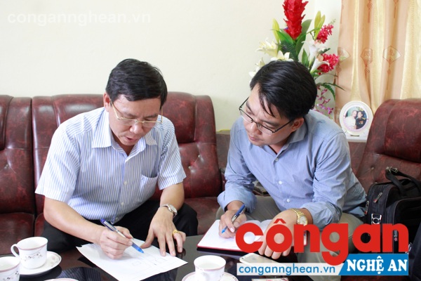 Trong buổi làm việc với xã Hưng Đông, ông Trần Anh Tấn- Chủ tịch UBND xã thừa nhận, trong 3 nội dung đơn phản ánh của công dân, có 1 nội dung đúng về sự việc trên