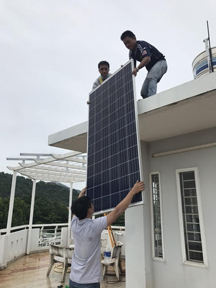 Công nhân Công ty Solar Vina Aspire (TP.Vũng Tàu) lắp đặt hệ thống năng lượng mặt trời cho một hộ dân.