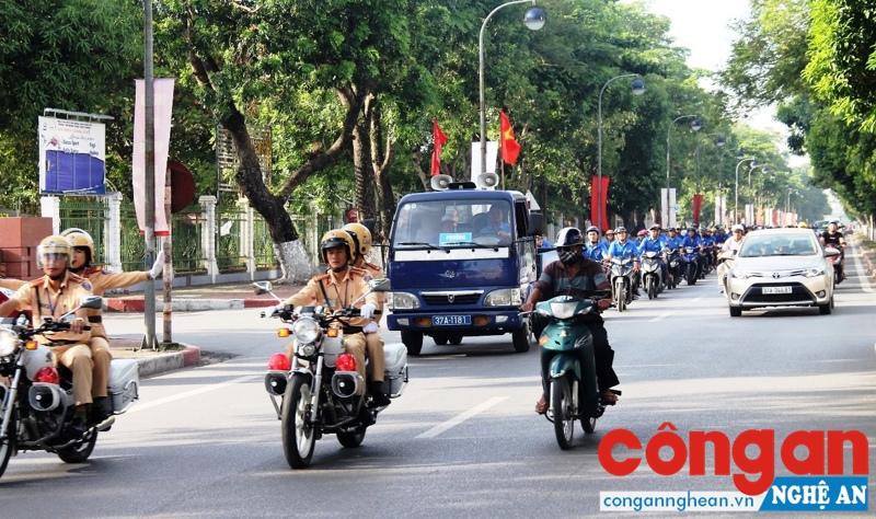 Đại biểu cùng đoàn viên, thanh niên Khối lực lượng vũ trang và Thành đoàn Vinh tham gia diễu hành hưởng ứng Tháng ATGT năm 2017