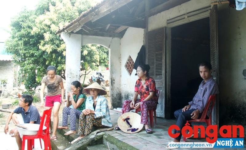 Những người đồng cảnh ngộ đến an ủi bà Tuyết và đứa con trai tật nguyền