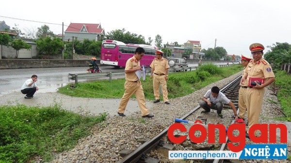 Lực lượng CSGT đường bộ -&nbsp;đường sắt&nbsp;Nghệ An kiểm tra các địa điểm đường ngang dân sinh bất hợp pháp.