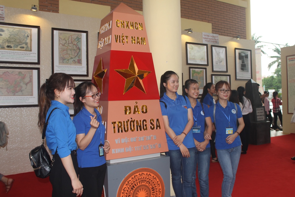 Các bạn trẻ thích thú chụp ảnh với mô hình cột mốc chủ quyền quần đảo Trường Sa