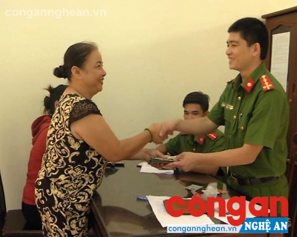 Bà Huyền nhận lại tài sản từ chính người nhặt được là Đại úy Lê Xuân Đồng