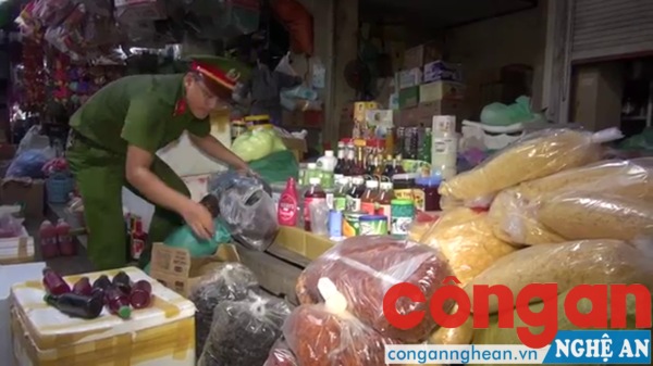  Lực lượng chức năng kiểm tra số thực phẩm bị thu giữ