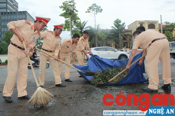 Tiến hành thu gom rác về nơi đúng quy định