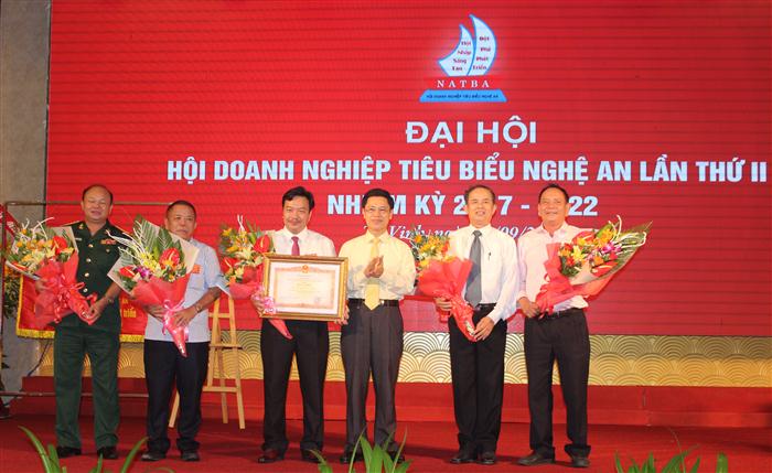 Thừa ủy quyền của Thủ tướng Chính phủ đồng chí Nguyễn Xuân Sơn- Phó Bí thư Thường trực Tỉnh ủy, Chủ tịch HĐND tỉnh trao Bằng khen cho Hội doanh nghiệp Nghệ An