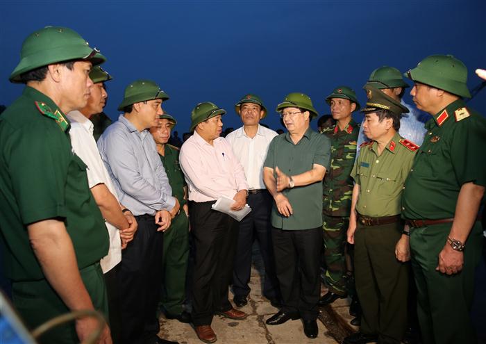 Trưa 14/9, Phó Thủ tướng Trịnh Đình Dũng và đoàn công tác Chính phủ đã vào Quảng Bình, Hà Tĩnh, Nghệ An trực tiếp chỉ đạo ứng phó với cơn bão lớn này sau cuộc họp chung tại Hà Nội. Trong ảnh: Phó Thủ tướng yêu cầu tỉnh Nghệ An huy động mọi lực lượng giúp dân thu hoạch lúa, hoa màu tránh bão.