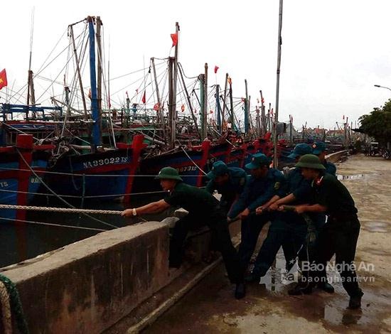 Giúp ngư dân neo đậu tàu thuyền tránh bão