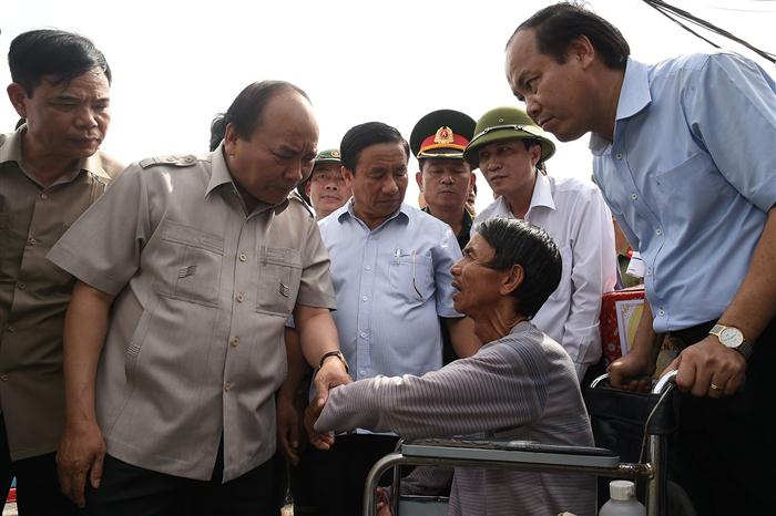 Sáng 16/9, Thủ tướng Nguyễn Xuân Phúc đã đến động viên người dân thị xã Kỳ Anh, Hà Tĩnh bị thiệt hại do bão. Ảnh: VGP