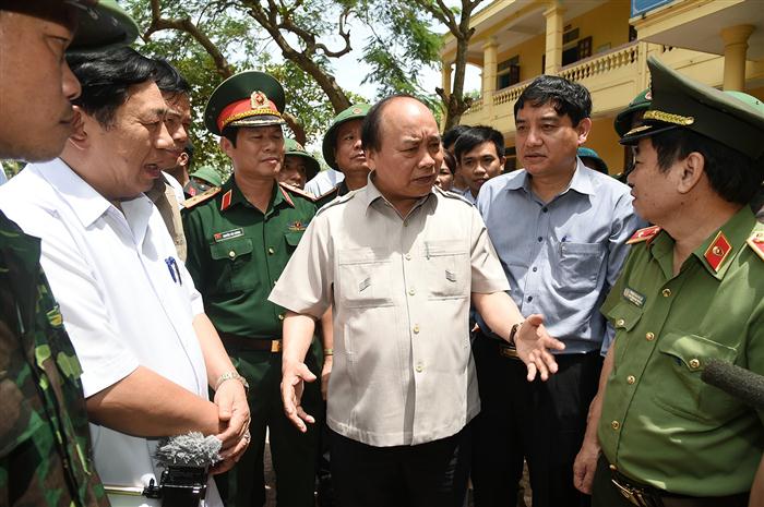 Thủ tướng yêu cầu hệ thống chính trị tiếp tục vào cuộc khắc phục hậu quả bão. Lực lượng quân đội, công an tăng cường cho các địa phương đủ quân số cần thiết; “Tinh thần là không được để nhân dân sống màn trời chiếu đất, đứt bữa, đói cơm lạt muối”; không để xảy ra dịch bệnh; chậm nhất trong 5 ngày nữa phải khôi phục, cấp lại điện hoàn toàn cho người dân, dọn dẹp xong môi trường;nhanh chóng sửa chữa nhà cửa của người dân bị đổ, tốc mái; khẩn trương khôi phục sản xuất. Bảo đảm an toàn các công trình hồ đập, vận hành hồ thủy điện cắt lũ cho hạ du; bảo đảm giao thông thông suốt. Ảnh VGP